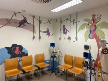 Nuevo ambiente en Urgencias Pediátricas de la Fe gracias a Teulada y el club motero Ugly