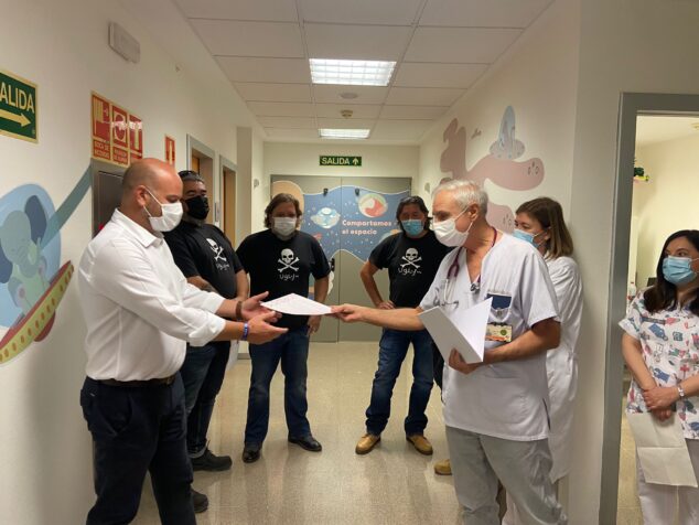Imagen: El alcalde de Teulada en la visita al Hospital La Fe