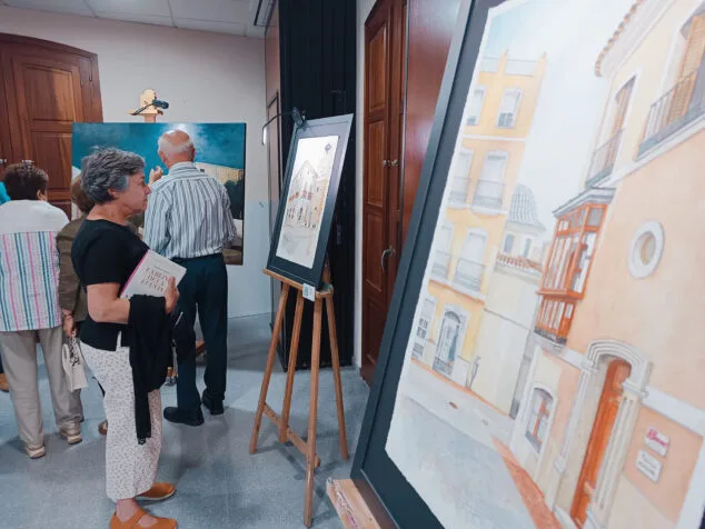 Imagen: Obras y público asistentes a la inauguración de Ángel Lozano González