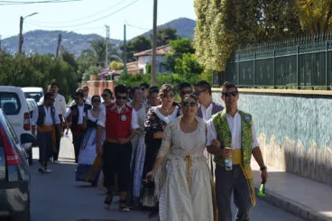Pasacalle de festeros con el traje tradicional en las fiestas del Verger 2015 – Héctor Fornés Perelló