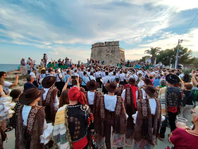 publico y filaes de la ofrenda de los moros y cristianos de moraira jose fran rodriguez villora