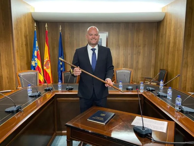 Las imágenes de la constitución de los nuevos ayuntamientos de la Marina Alta 2 Imagen: Raul Llobell alcalde Teulada Moraira