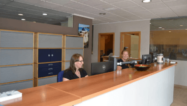 Recepción en la inmobiliaria Aguila Rent a Villa