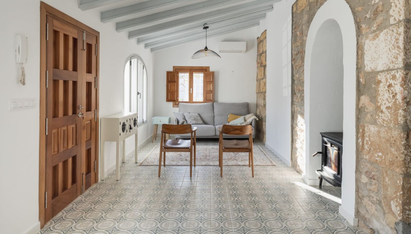 Umfassende Hausrenovierung in Xàbia, durchgeführt von Juan Vilar Construcciones mit zeitgemäßer Ausstattung und Energieeffizienz.