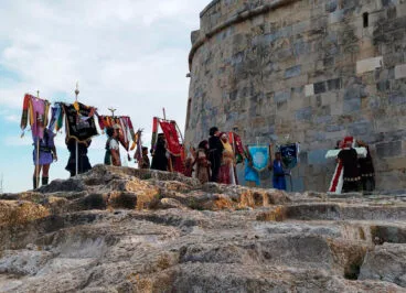 Representantes de las filaes de Moraira junto a la cruz de claveles y el Castillo – José Fran Rodríguez Villora