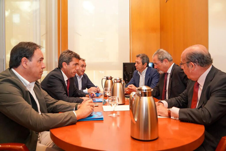 Representantes del PPCV y VOX durante la reunión para acordar un gobierno en la Comunitat Valeciana