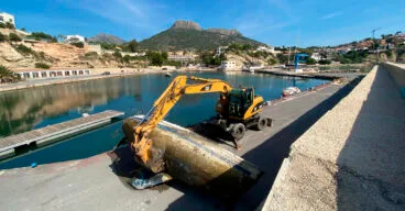 retirada de barcos abandonados en puerto blanco de calp