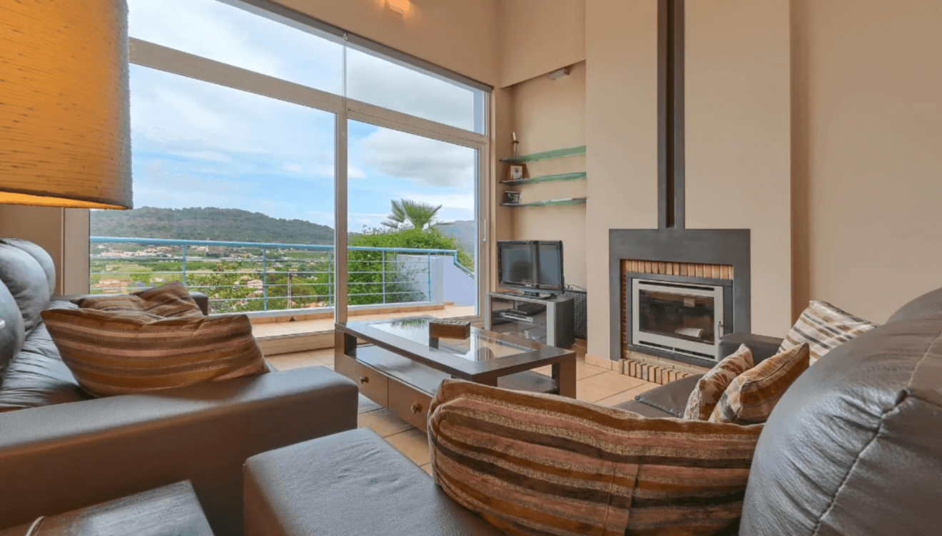 Salón-comedor con chimenea y puerta de vidrio