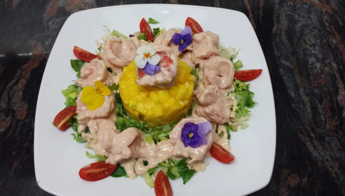 Tarta de Mango con gambas y salsa de cocktail - La buena vida