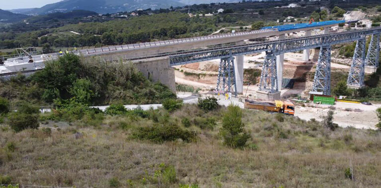 Trabajos sobre el nuevo viaducto del Quisi del TRAM d'Alacant