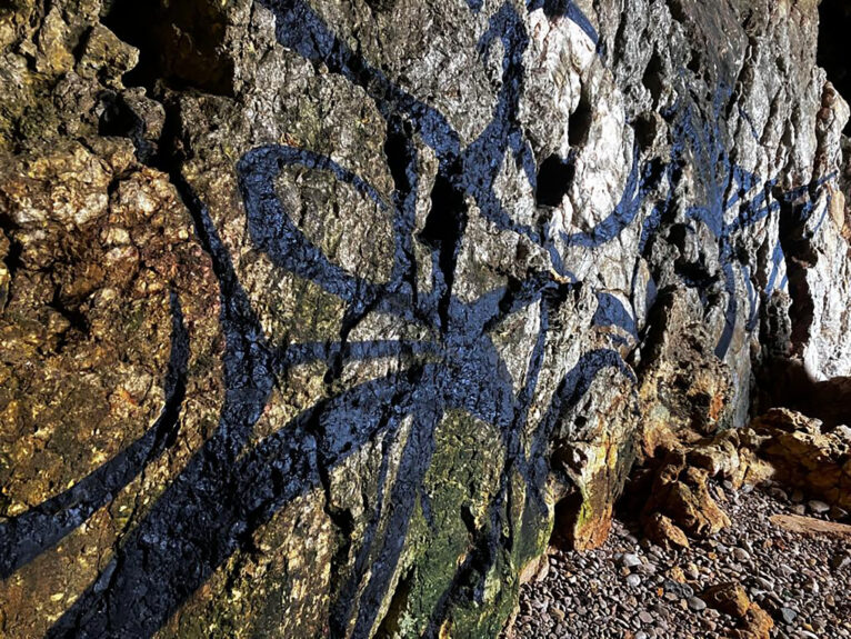 Una de las pintadas en la Cova dels Arcs de Benitatxell