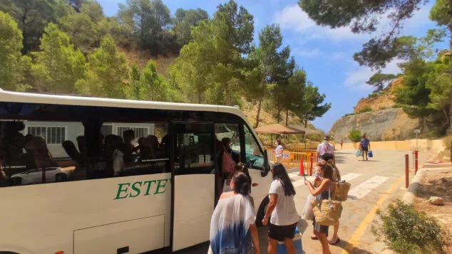 Imagen: Usuarios del autobús gratuito de la cala del Moraig de Benitatxell