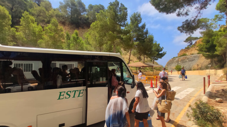 Usuarios del autobús gratuito de la cala del Moraig de Benitatxell