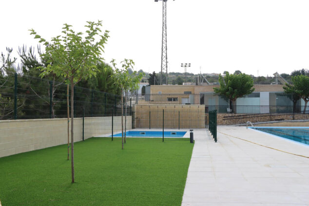 Imagen: Zona de césped y piscina pequeña de las nuevas instalaciones municipales de Teulada Moraira