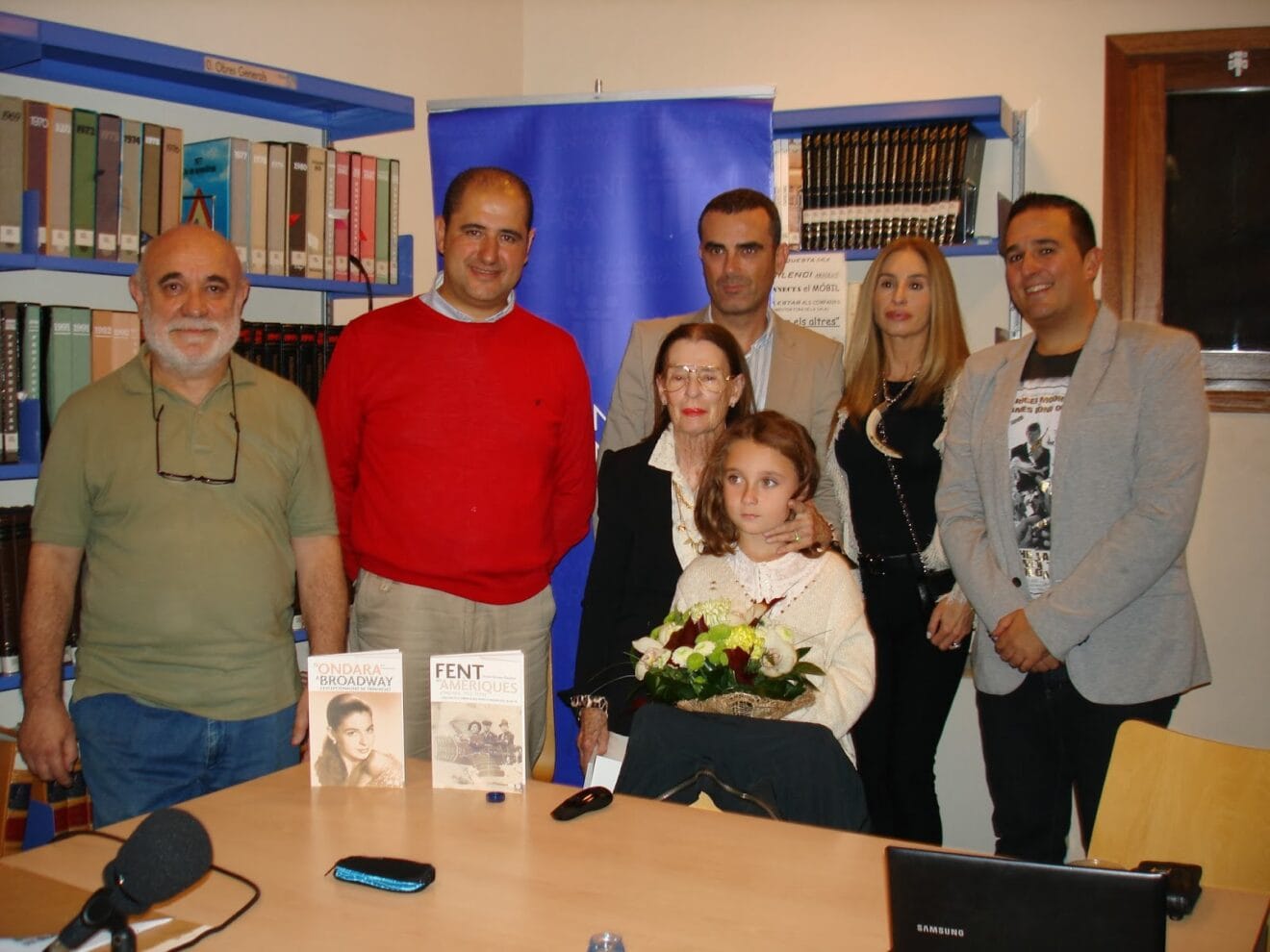 Trini con su familia en el acto de homenaje de Ondara en 2013