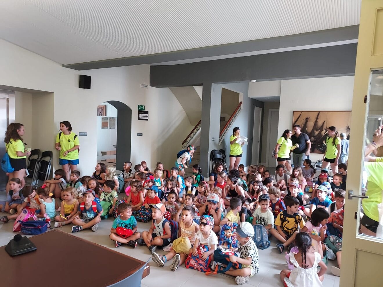 Alumnos de los talleres de verano de Pedreguer en su visita al Ayuntamiento