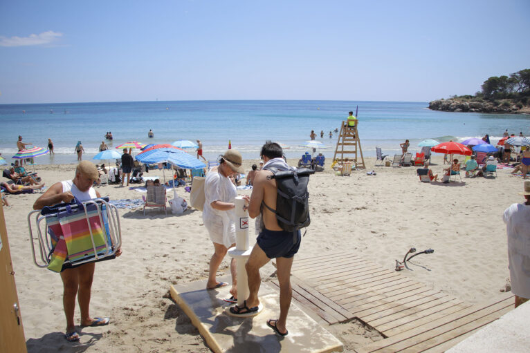 Bañistas en la playa de la Fossa de Calp un día de verano