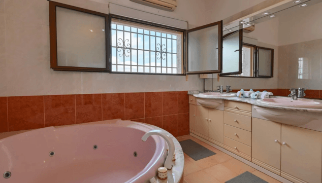 bano con combinacion de ducha y banera