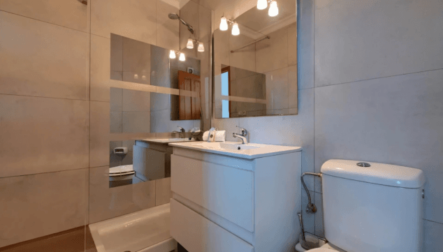 bano con lavabo y ducha