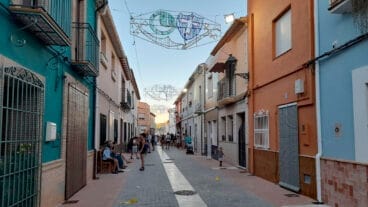 Carrer Major dels Poblets durante las fiestas patronales