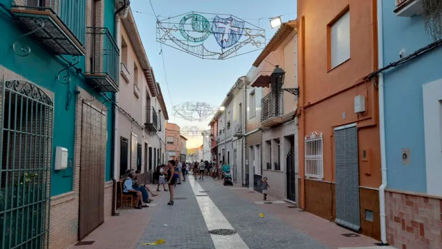Programa de Fiestas Patronales del Diví Salvador y Moros y Cristianos de Els Poblets 2026 2 Imagen: Carrer Major dels Poblets durante las fiestas patronales