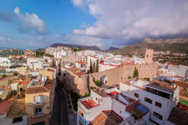 Calp activa, un verano más, la ordenanza de ruidos que prohíbe el uso de maquinaria pesada en obras 1 Imagen: Casco antigua de Calp (archivo)