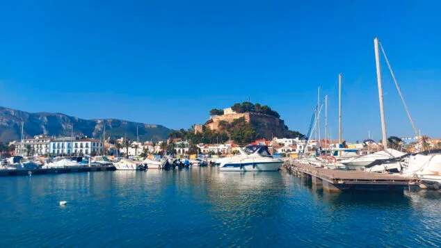 Imagen: Castillo de Dénia desde las aguas del puerto