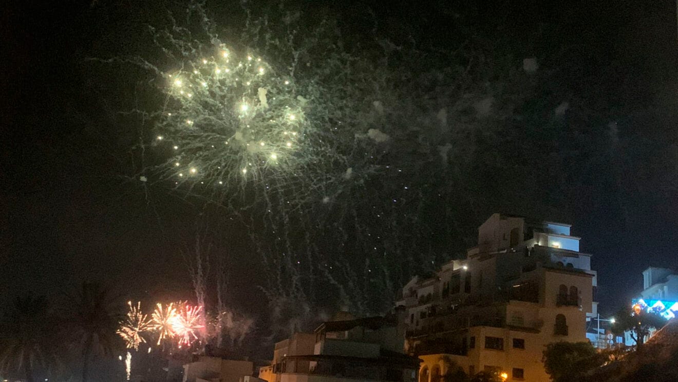 Castillo de fuegos artificiales tras la procesión en honor a la Virgen de los Desamparados de Moraira