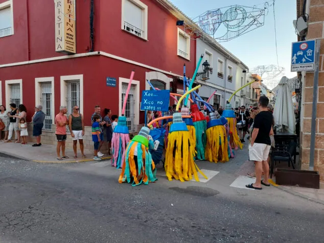 Programa de Fiestas Patronales del Diví Salvador y Moros y Cristianos de Els Poblets 2026 3 Imagen: Comparsas en Els Poblets en 2023