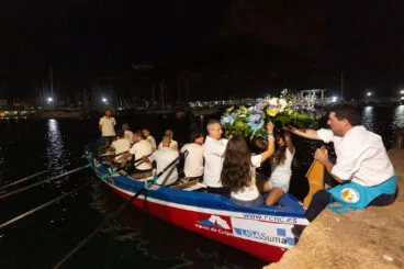 Corona de flores en memoria de los náufragos fallecidos en el mar tras la procesión de la Mare de Déu del Carme de Calp