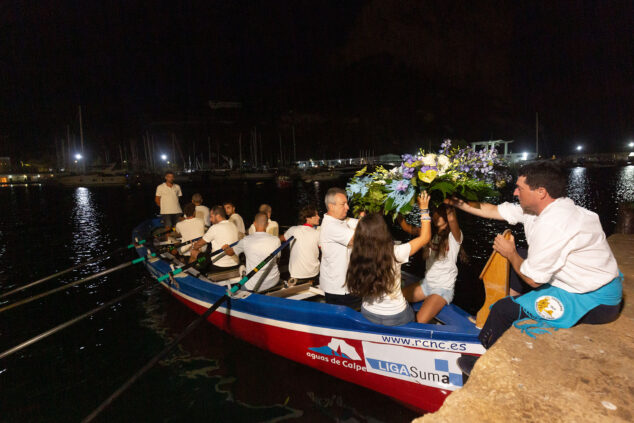 Imagen: Corona de flores en memoria de los náufragos fallecidos en el mar tras la procesión de la Mare de Déu del Carme de Calp