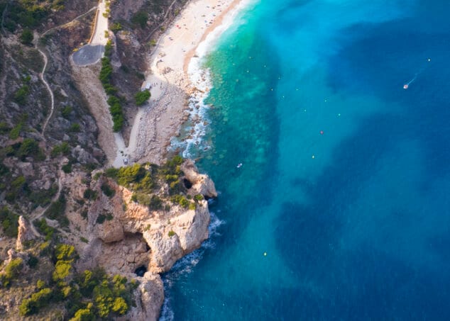 cova del moraig o cueva de los peces junto a la cova dels arcs de benitatxell