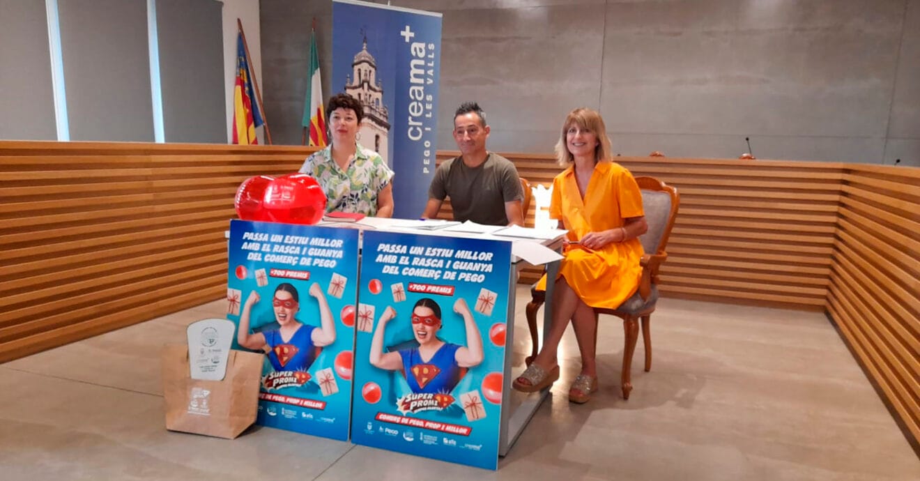 De izquierda a derecha, Diana Sendra, Raül Tamarit y Alicia Carbonell presentando la campaña de comercio local en Pego