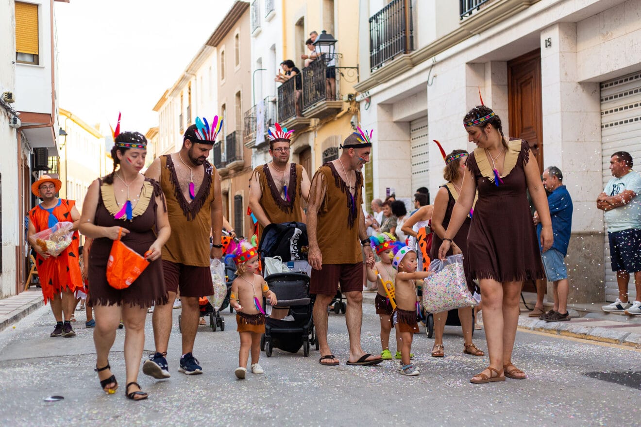 Desfile de carrozas y grupos a pie en las fiestas de Gata 01