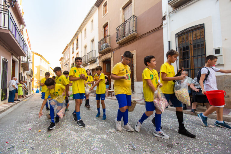 Desfile de carrozas y grupos a pie en las fiestas de Gata 06