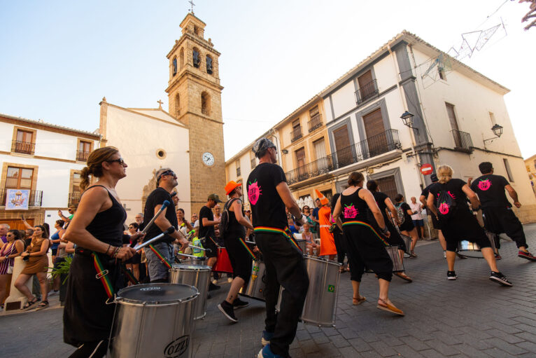 Desfile de carrozas y grupos a pie en las fiestas de Gata 100