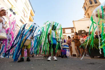 Desfile de carrozas y grupos a pie en las fiestas de Gata 101