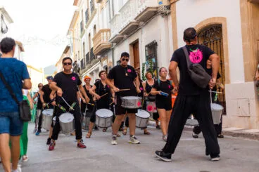 Desfile de carrozas y grupos a pie en las fiestas de Gata 104