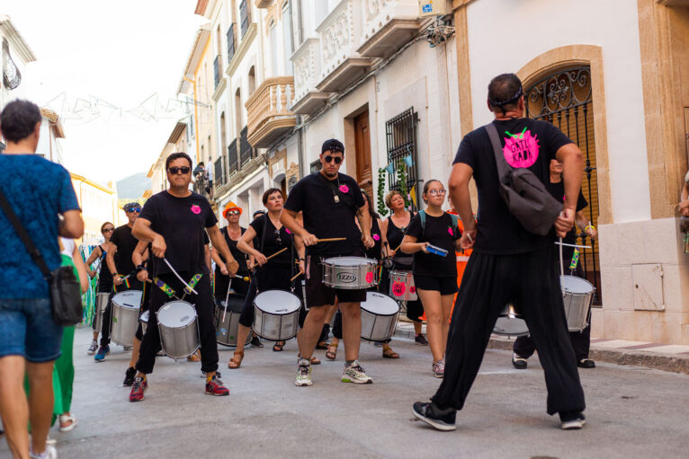 Desfile de carrozas y grupos a pie en las fiestas de Gata 104