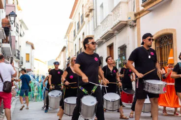 Desfile de carrozas y grupos a pie en las fiestas de Gata 105
