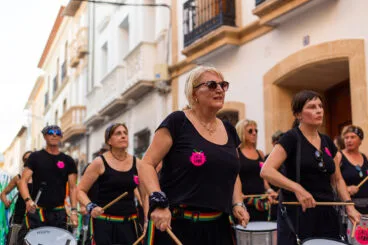 Desfile de carrozas y grupos a pie en las fiestas de Gata 106