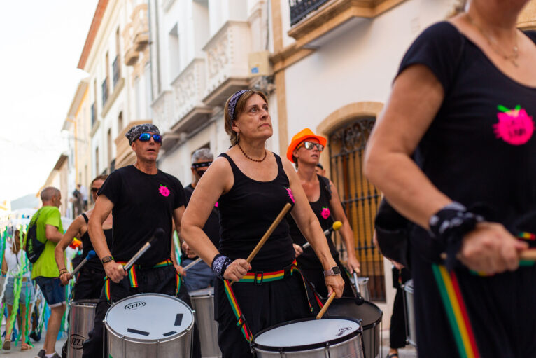 Desfile de carrozas y grupos a pie en las fiestas de Gata 107