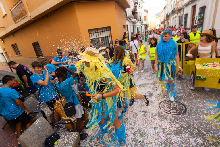 Desfile de carrozas y grupos a pie en las fiestas de Gata 13