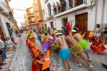 Desfile de carrozas y grupos a pie en las fiestas de Gata 17