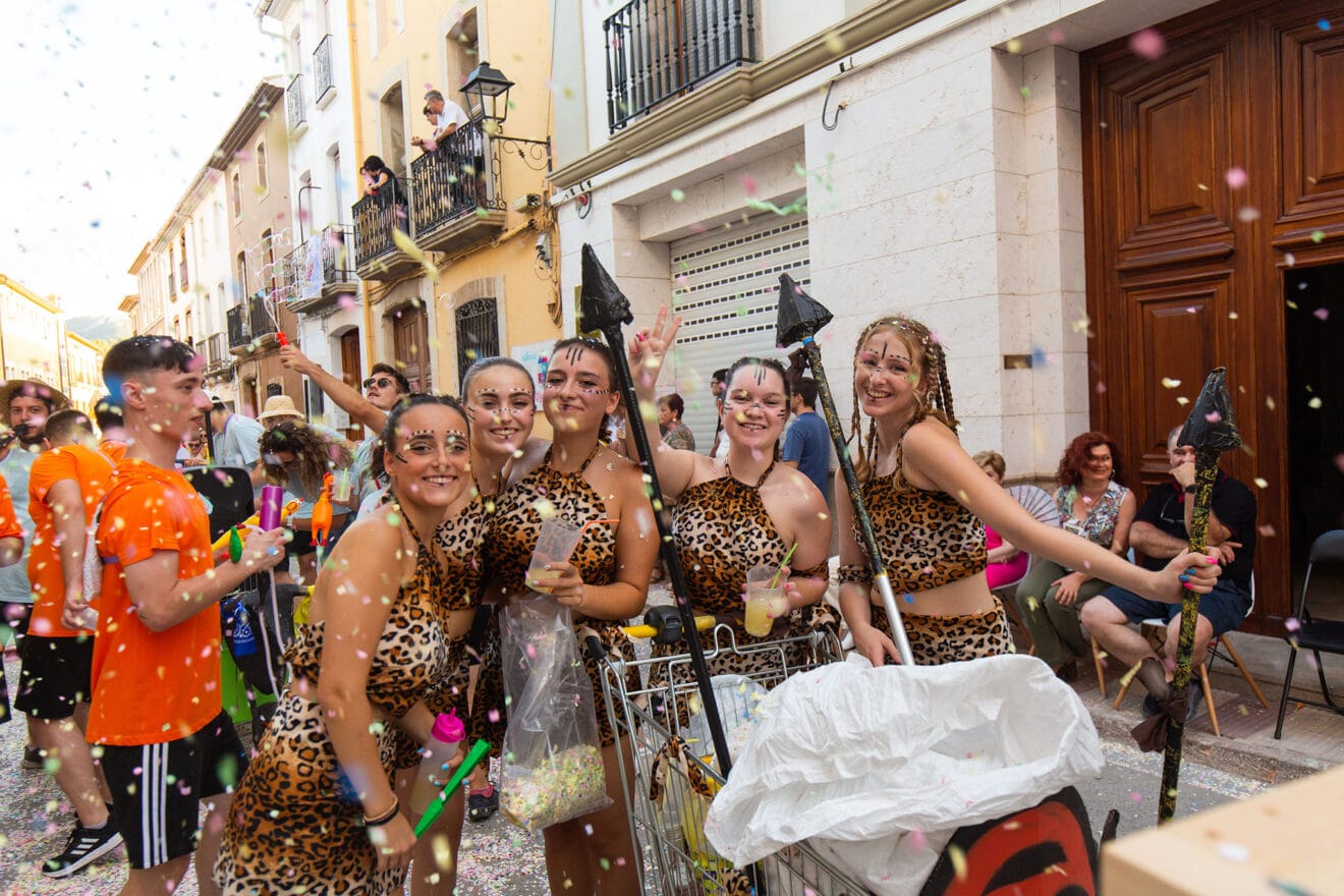Desfile de carrozas y grupos a pie en las fiestas de Gata 19