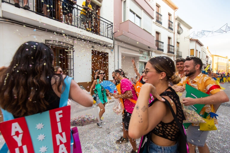 Desfile de carrozas y grupos a pie en las fiestas de Gata 23