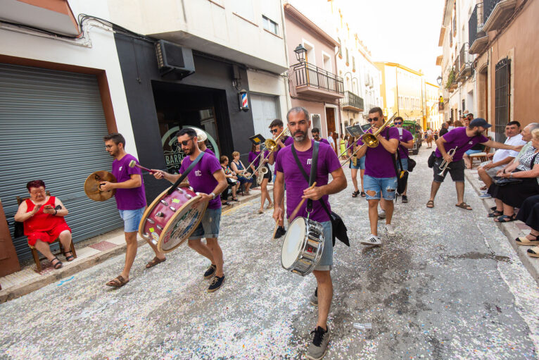 Desfile de carrozas y grupos a pie en las fiestas de Gata 27