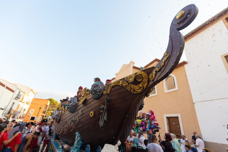 Desfile de carrozas y grupos a pie en las fiestas de Gata 40