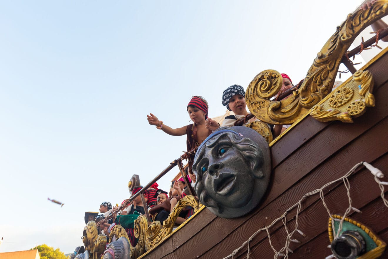 Desfile de carrozas y grupos a pie en las fiestas de Gata 41