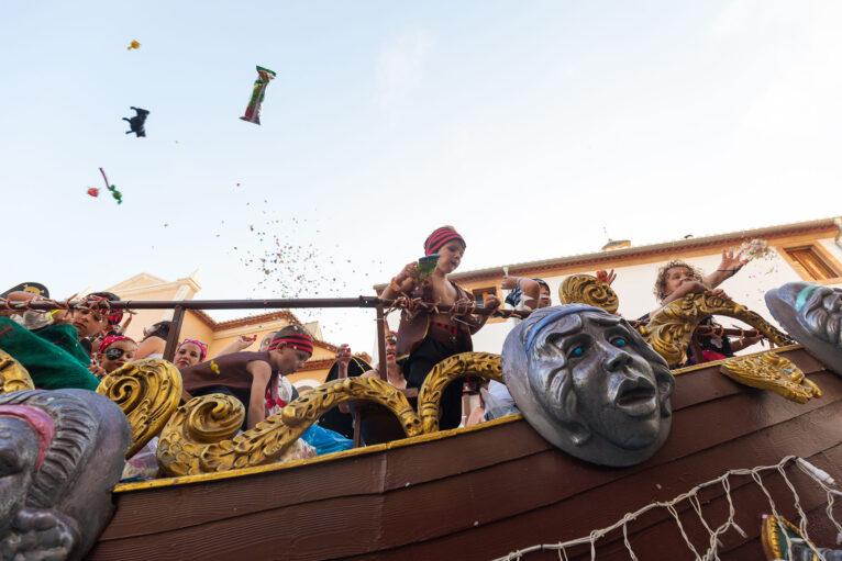 Desfile de carrozas y grupos a pie en las fiestas de Gata 42